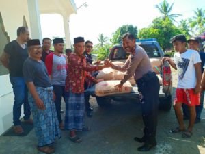 Program Ketuk Masjid, Polres Wajo Bantu Semen Masjid Al Muttaqin Longka