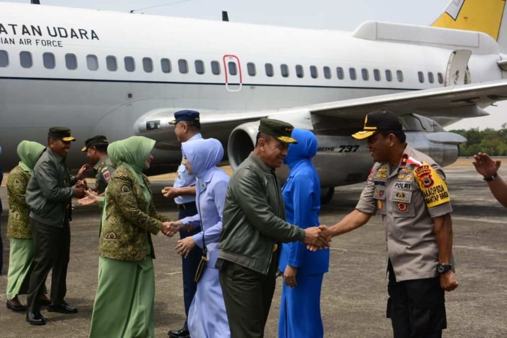 Transit di Makassar, Wakapolda Sulsel Jemput Kasad TNI