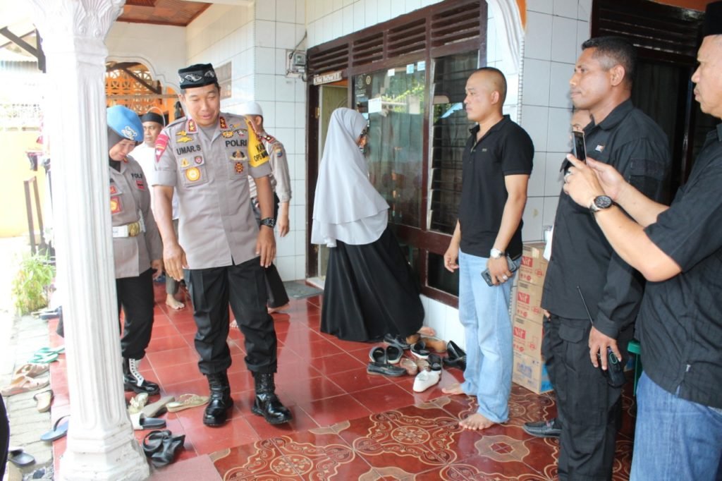 Sebagai Bentuk Penghormatan Kepada Sesepuh, Kapolda Sulsel Melayat ke Rumah Duka Purnawirawan Polri yang Meninggal