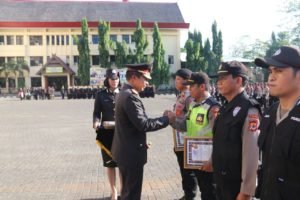Kapolda Sulsel Pimpin Upacara Sumpah Pemuda dan Beri Penghargaan Anggotanya