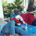 Viral… Foto Bupati Wajo Terpilih Bersama Istri Tidur Melantai di Posko Pengungsian