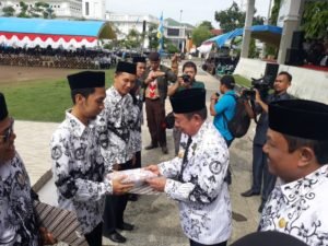 HUT PGRI ke- 73, Bupati Wajo Beri Penghargaan kepada Guru Berprestasi