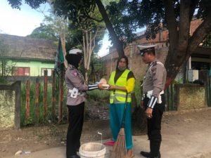 Jumat Barokah, Satlantas Polres Wajo Bagikan Nasi Dos ke Petugas Kebersihan