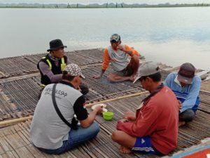 BHABINKAMTIBMAS POLSEK TEMPE SILATURAHMI DENGAN MASYARAKAT NELAYAN TRADISIONAL