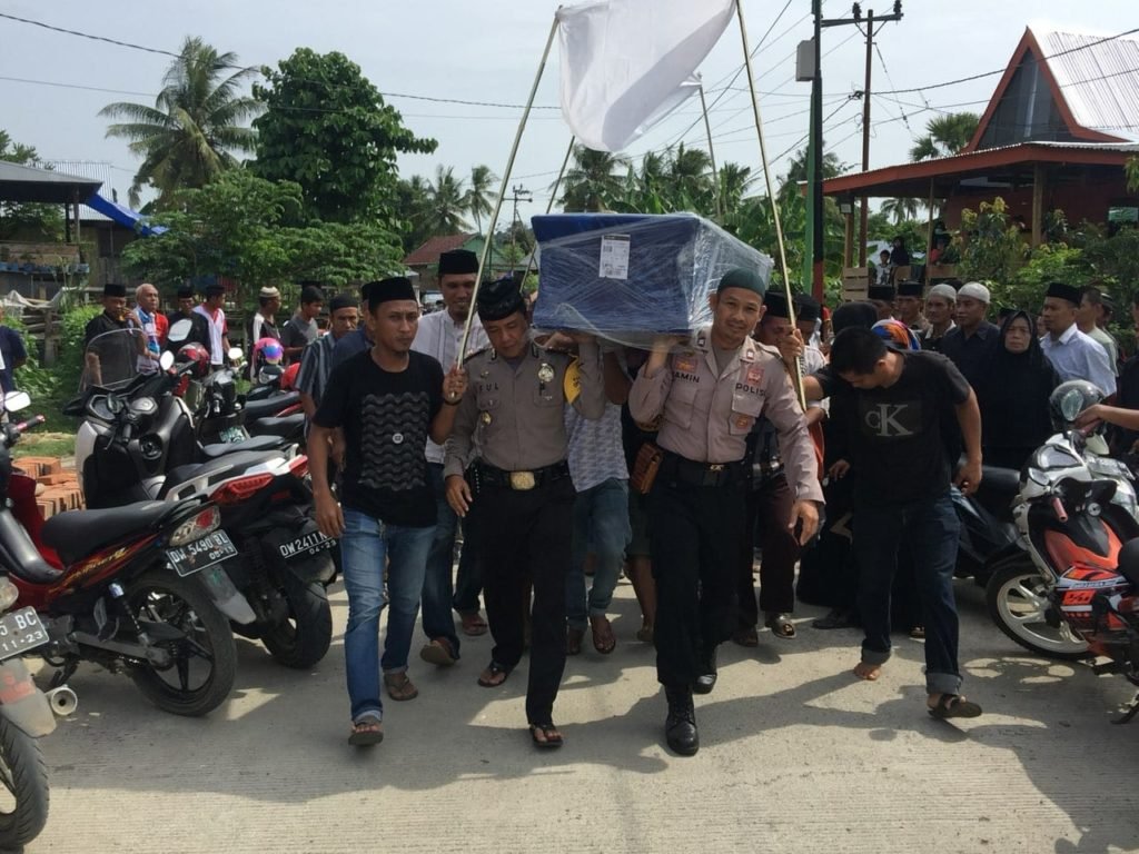 Empati Terhadap Warga yang Meninggal, Kapolsek Tempe Ikut Usung Jenazah
