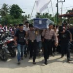 Empati Terhadap Warga yang Meninggal, Kapolsek Tempe Ikut Usung Jenazah