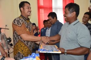 Tingkatkan Kesejahteraan Nelayan, Bupati Sinjai Serahkan Bantuan Bibit Ikan dan Kartu KUSUKA