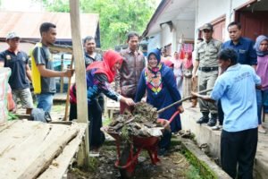 Lepas Satgas PABIASAI, Wabup Sinjai Beraksi Dorong Gerobak Sampah