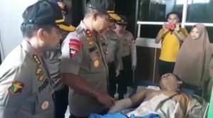 Kapolda Sulsel Jenguk Anggotanya yang Sakit