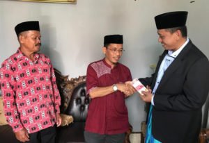Amran Mahmud Serahkan Bantuan Dana Pembangunan Pondok Tahfidzul Qur’an