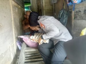 Peduli, Sat Sabhara Polres Wajo Bantu Warga Kurang Mampu