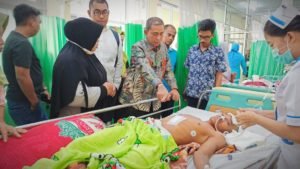 Bupati Wajo Jenguk Warganya Yang Dirawat di RSU Dan Siap Tanggung Semua Biaya