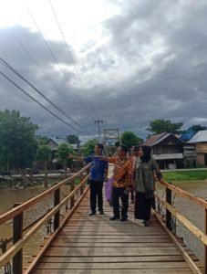 Ketua Komisi II Dan Camat Tempe Tinjau Jembatan Gantung, Yang Hampir Menelan Korban Jiwa