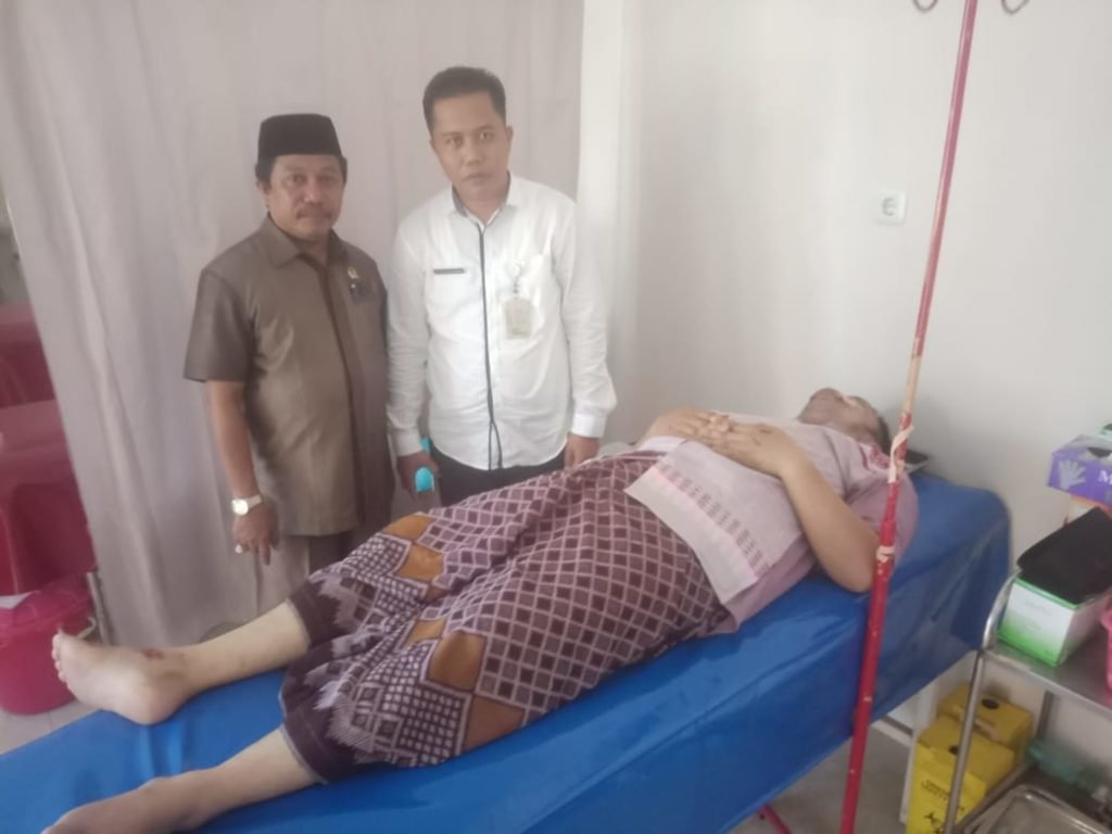 Ketua Komisi II DPRD Wajo Jenguk Imam Rawatib Mesjid At-taubah