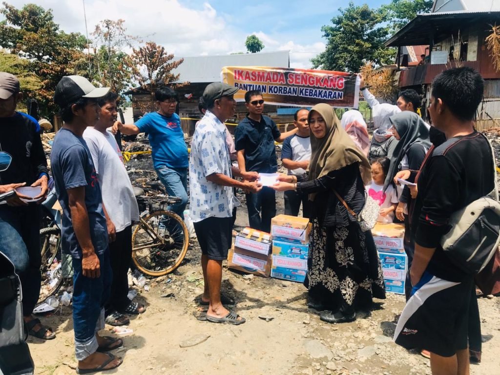 Ikasmada Berikan Bantuan Untuk Korban Kebakaran di Lapadduppa
