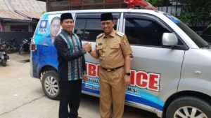 Amran Mahmud Serahkan Bantuan Mobil Ambulance Untuk Masyarakat Belawa