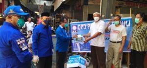 Putus Mata Rantai Covid 19, Ketua DPRD Wajo Bagikan Masker Dan Cairan Disinfektan