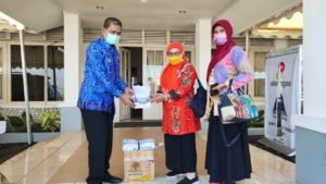 Bupati Wajo Serahkan 200 Strep Alat Rapid Test