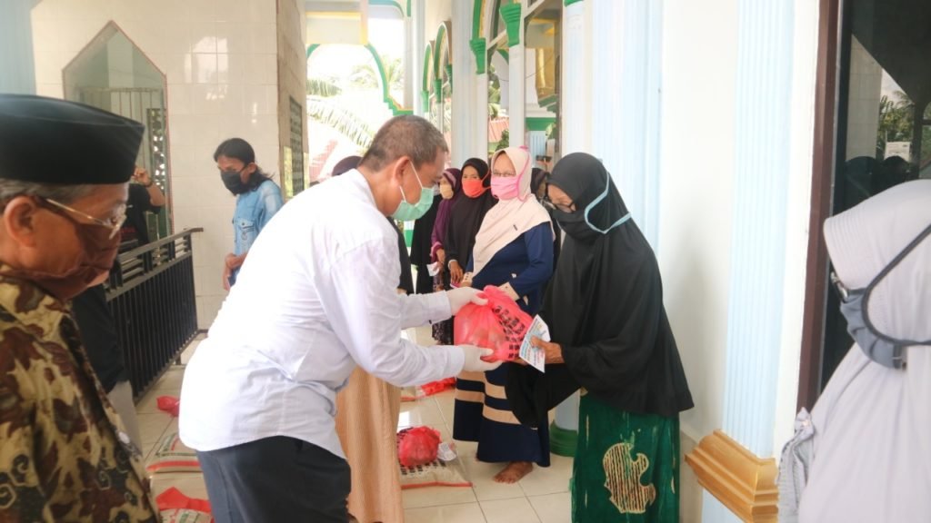 Baitul Mal Wajo Salurkan 528 Paket Sembako Untuk Warga Terdampak Covid – 19