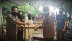 Manajemen Wisma Lia Santi Serahkan Bantuan Telur Untuk Warga Terdampak Covid- 19