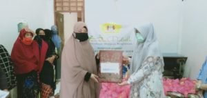 Ikasmada Bagikan Paket Sembako ke Alumni Dan Warga Terdampak Covid-19