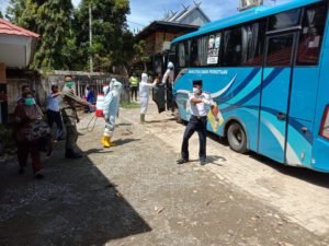 Para pemudik dari Tawau, Malaysia menaiki bus yang akan mengangkut mereka ke Wajo
