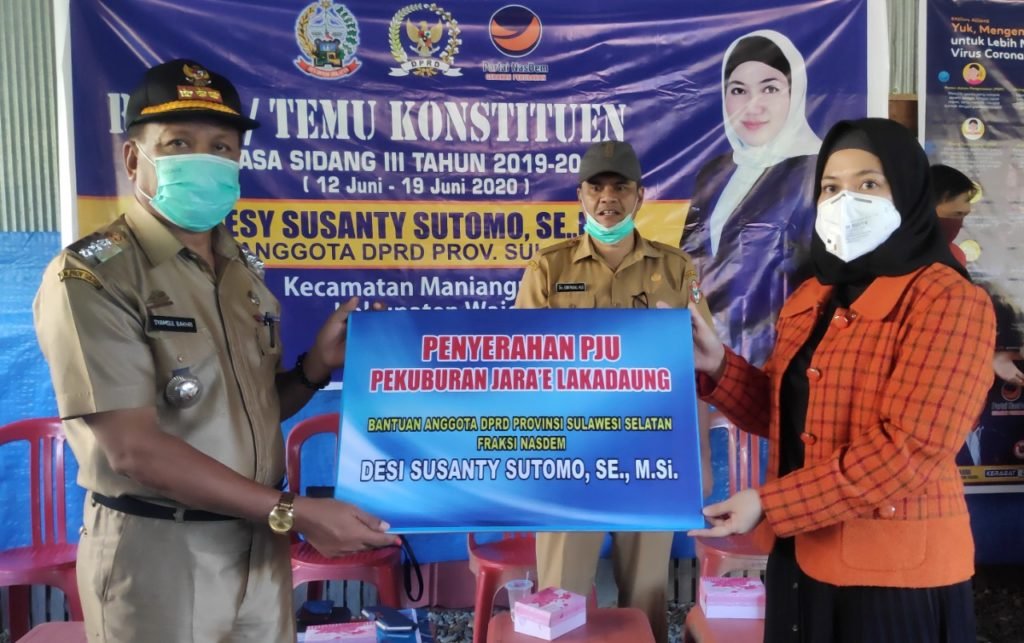 Legislator Partai Nasdem Serahkan Bantuan Lampu Jalan