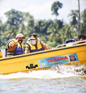 Wagub Sulsel Serahkan Bantuan Untuk Korban Banjir di Wajo