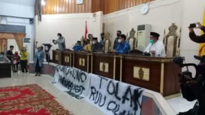 Aliansi Mahasiswa Pemuda Wajo Tolak UU Cipta Kerja, Wabup Dan Ketua DPRD Tanda Tangani Surat Pernyataan Penolakan