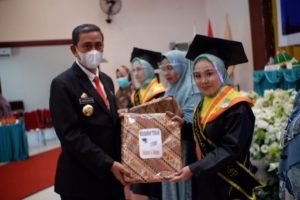 Bupati Wajo Ajak Para Wisudawan Mengabdikan Diri Untuk Masyarakat