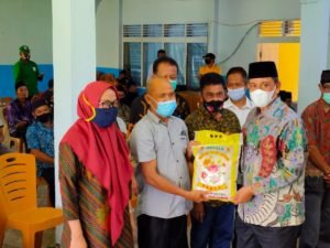 Bupati Serahkan Bantuan Sembako Untuk Pengurus Masjid Dan Warga Kurang Mampu