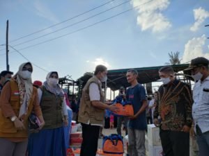 2 Rumah Terbakar di Sakkaleng, Bupati Kunjungi Dan Serahkan Bantuan Kepada Korban