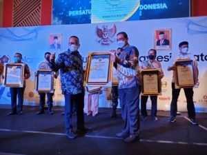 Dinilai Peduli Dengan Wartawan, Bupati Wajo Terima “Awards Peduli Pers”