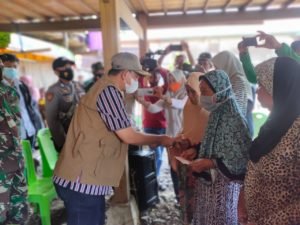 Bupati Wajo Salurkan Bantuan Dari Donatur Asal Probolinggo