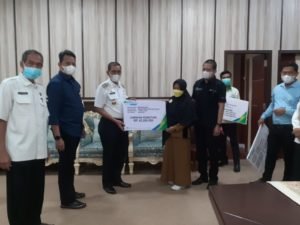 Bupati Wajo Serahkan Santunan Dari BPJS Ketenagakerjaan Untuk 9 Ahli Waris