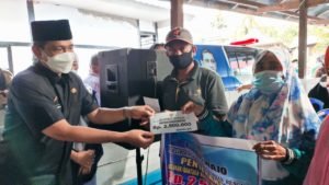 Ringankan Beban Warga, Bupati Wajo Serahkan Bantuan ke Korban Bencana