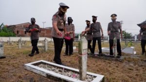 Peringati Hari Bhayangkara, Personil Polres Wajo Ziarah di TMP Empagae