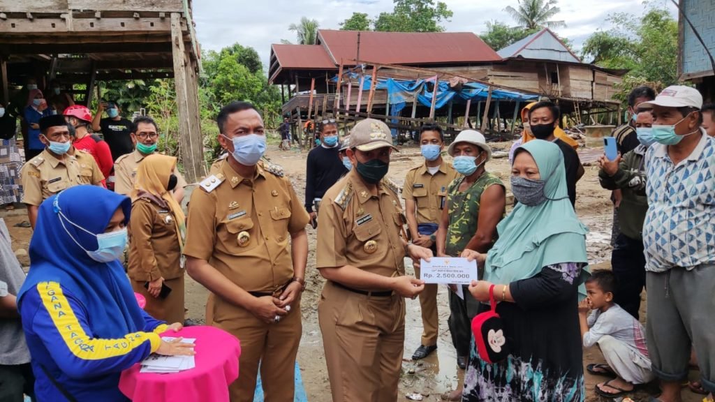 Semangati Warganya, Bupati Wajo Turun Langsung Serahkan Bantuan ke Korban Banjir Bandang