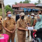 Semangati Warganya, Bupati Wajo Turun Langsung Serahkan Bantuan ke Korban Banjir Bandang