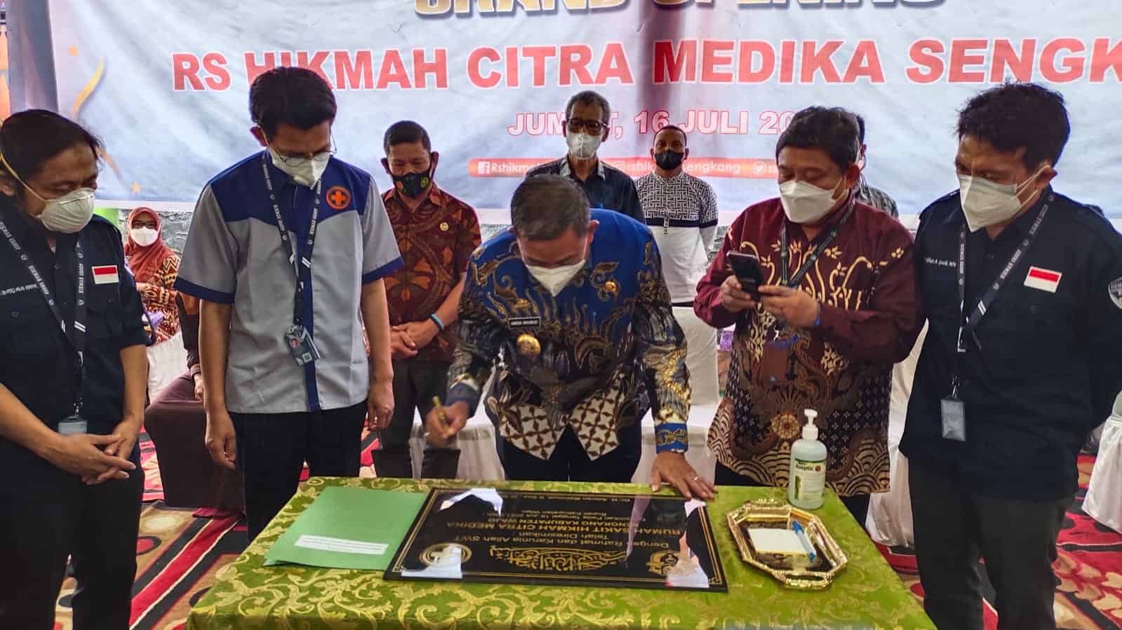 Ketgamb : Bupati Wajo, Amranahmud meresmikan pengoperasian RS Hikmah Medika di Kabupaten Wajo. (foto : Gus)