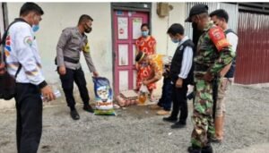 Kunjungi Warganya Yang Isolasi Mandiri, Pemerintah Desa Randomayang Salurkan Paket Sembako