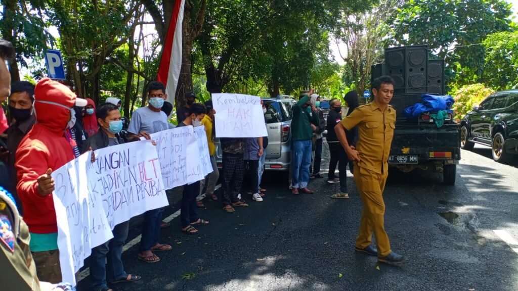 Dicoret Sebagai Penerima BLT, Warga Tellulimpoe Mengadu ke DPRD Wajo