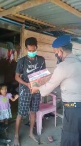 Ringankan Beban Warga, Komandan Kapal Pol XIV-Wajo Bagi-Bagi Sembako