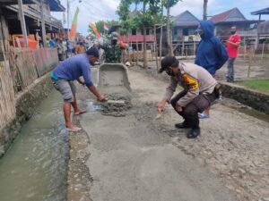 Jalanan Rusak Akibat Banjir, Warga Bersama TNI dan Polri Kerja Bakti Lakukan Pengecoran