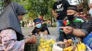 Tak Menyangka Dapat Bantuan Modal Usaha, Penjual Pisang Gemetaran Pegang Uang