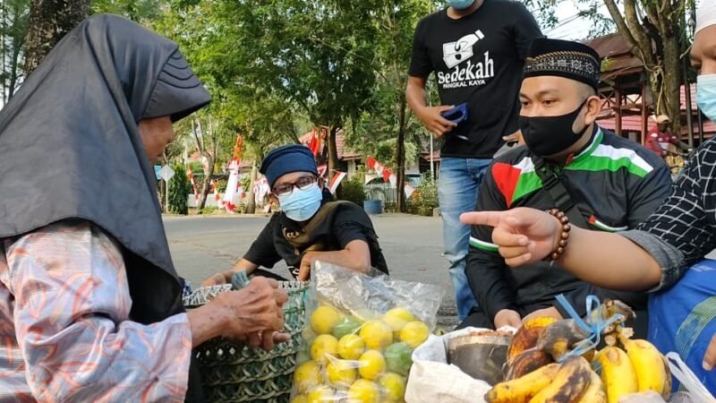 At-taubah peduli dan jurnalis Wajo kembali menyalurkan bantuan modal usaha kepada warga, dalam program sedekah jumat, 13 Agustus 2021 (foto : tim at-taubah)