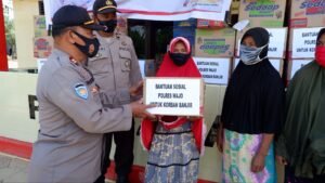 Personil Polres Wajo Salurkan Bantuan Untuk Korban Banjir di Pitumpanua