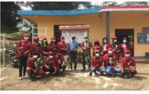 Lestarikan Lingkungan, UKI Toraja Bagikan Ratusan Bibit Buah-buahan ke Masyarakat