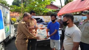 Ringankan Beban Korban Banjir, Bupati Serahkan 500 Paket Sembako