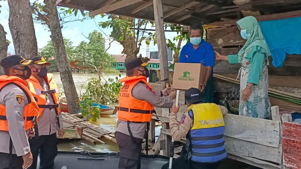 Gunakan Perahu Karet, Kapolda Sulsel Bagikan Sembako ke Warga di Wajo